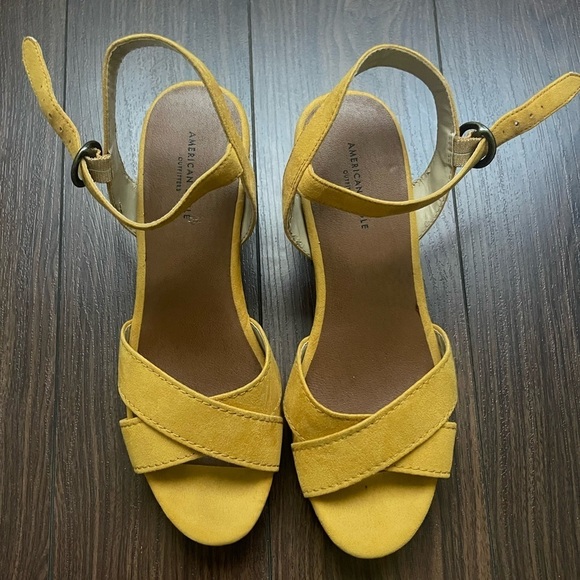 American Eagle Women's Sz 8 Suede Mustard Wood Heel Sandals/Adjustable Straps - Picture 1 of 6